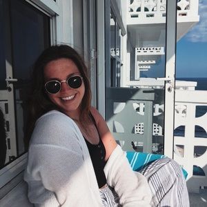 Meet your Posher, Abbey